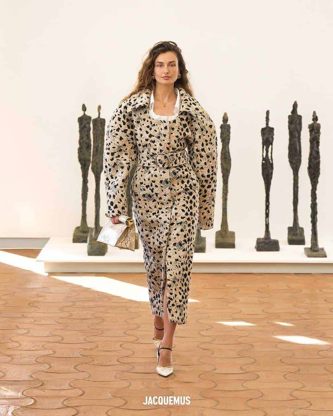 即発送可能　 JACQUEMUS スエード円形ポーチ 424546798_18419771563019666_31